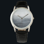 Montre Blustering Grey Valley<br><div class="desc">Blustering Valley I par Grace Popp. Gris et formes douces se côtoient pour créer des vallées et de petites collines.</div>