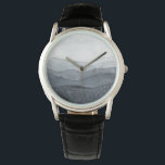 Montre Blustering Grey Valley<br><div class="desc">Blustering Valley I par Grace Popp. Gris et formes douces se côtoient pour créer des vallées et de petites collines.</div>