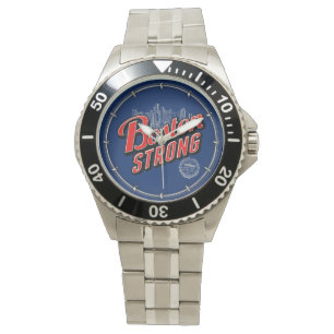 Montre Boston Strong dans un décor rouge et bleu