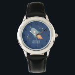 Montre Boys Cute Rocket Ship Caricature & Nom Enfants<br><div class="desc">Cette jolie montre bleu moderne pour enfants dispose d'un dessin animé de vaisseau fusée, et peut être personnalisée avec votre nom de garçon et monogramme. Avec des chiffres clairs et faciles à lire, cette "première" montre est idéale pour les enfants ou les tout-petits qui commencent à apprendre l'heure. Le design...</div>
