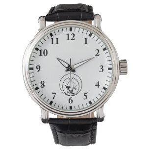Montre branche d'Ume dans des aiguilles de pin embrassant