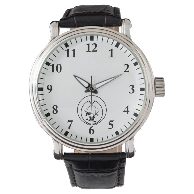 Montre branche d'Ume dans des aiguilles de pin embrassant (devant)