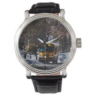 Montre Bus scolaire garé en hiver