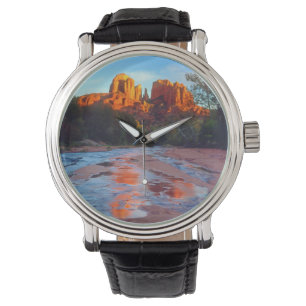 Montre Cathedral Rock se reflétant à Oak Creek au Sunse