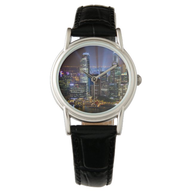 Montre Centre-ville de Singapour la nuit (devant)