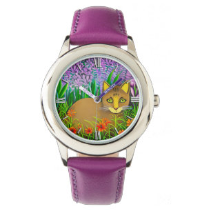Montre Chat à l'oeil vert dans un jardin fleuri