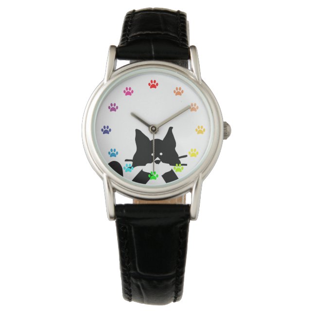 Montre Chaton Couvrant la Bouche avec ses Pattes comme de (devant)