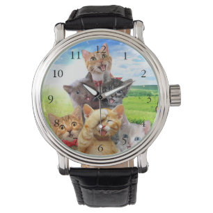 Montre Chatons amusants dans le champ vert.