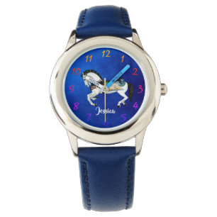 Montre Cheval blanc de carrousel d'amusement sur le bleu