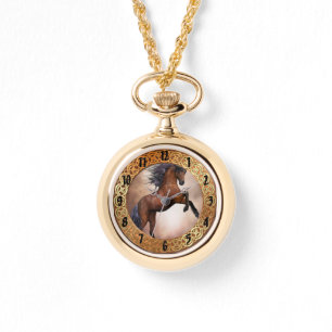 Montre Cheval brun friésien s'élevant avec des nuages bru