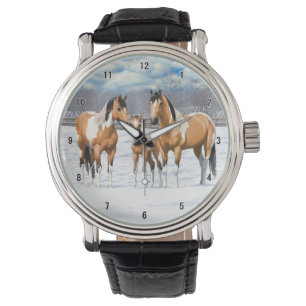 Montre Chevaux De Peinture En Peau De Bouche Dans La Neig