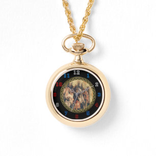 Montre Chevaux de Thoroughbred courant dans un champ