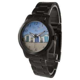 Montre cieux bleus de bord de la mer anglais et huttes de
