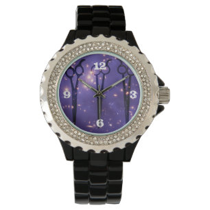 Montre ciseaux pourpres de styliste en coiffure de
