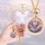 Montre Coeur d'or victorien avec fleurs lilas, vintage<br><div class="desc">Cette belle montre de collier présente un coeur doré victorien décoré de fleurs sur un arrière - plan romantique aux couleurs mauves. Magnifique cadeau de Saint Valentin pour n'importe quelle femme ! Texte personnalisé.</div>