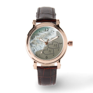 Montre Coeurs bloqués sur le sable de plage