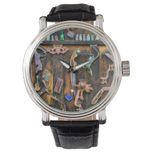 Montre Collection d'antiquités sur le mur