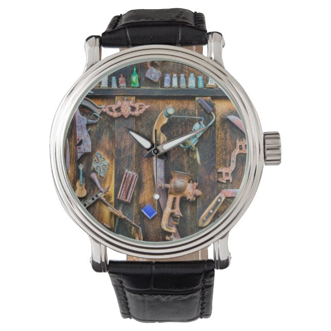 Montre Collection d'antiquités sur le mur (devant)