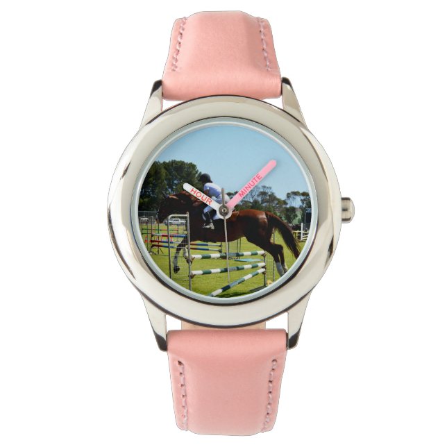 Montre Concours de saut d'obstacles sur cheval bai, (devant)