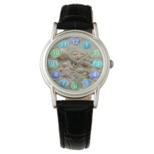 Montre Coquillages et verre de mer sur sable de plage