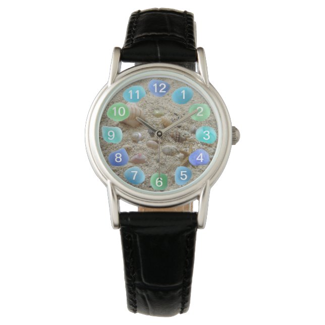 Montre Coquillages et verre de mer sur sable de plage (devant)