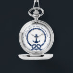 Montre Corde et ancre nautiques modernes Texte personnali<br><div class="desc">Cette montre de poche personnalisée, disponible en or ou en argent, présente un design d'ancre d'inspiration nautique entouré d'un motif de corde élégant, capturant le charme intemporel des aventures maritimes. La disposition nette et classique vous permet de personnaliser le design avec un texte personnalisé, ce qui en fait un souvenir...</div>