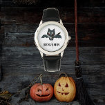 Montre Cute drôle chauve-chauve-souris noire avec nom<br><div class="desc">Montre une petite chauve-souris noire mignonne avec un nom ci-dessous. La chauve-souris a des joues roses et des mini-crocs. Customisez et personnalisez le nom. Idéal pour un enfant, qu'il s'agisse d'un garçon ou d'une fille, pour les vacances d'Halloween en octobre, en automne, ou à tout moment de l'année pour les...</div>