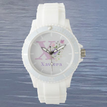 Montre dans un design floral avec nom et initiale
