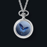 Montre de collier à papillon bleu personnalisé<br><div class="desc">Ajoutez n'importe quel nom,  date,  verset ou citation qui vous rend heureux de cette élégante montre de collier de papillon bleu.</div>
