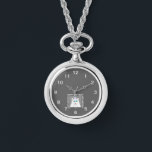 Montre de collier argent Fluffy White Cat<br><div class="desc">Vous pouvez maintenant admirer mon dessin d'anniversaire d'un adorable chat blanc et moelleux portant un casquette d'anniversaire, j'appelle ce dessin, "Chat blanc bouffant d'anniversaire." Cette montre en collier d'argent fait les voeux d'anniversaire parfaits.</div>