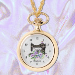 Montre de collier de machine à coudre à fleurs vio<br><div class="desc">Cette montre de collier à thème couture est prête à être personnalisée avec son nom ou moogtsm. Imprimé avec une machine à coudre de style vintage noir agrémenté d'un bouquet somptueux de fleurs couleur lavande. Il suffit de modifier le nom du texte dans le bouton "personnaliser". Vous avez le choix...</div>