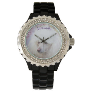 Montre de rhinocéros féminin aux chiens de poule