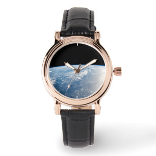 Montre Des Poutres De Soleil Au Bord Des Eaux De L'Océan 