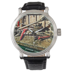 Montre Deux clés rouges sur l'établi du plombier