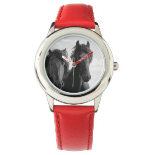 Montre Deux étalons friésiens.