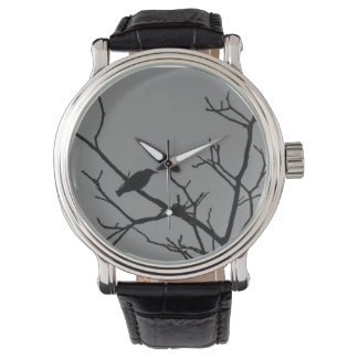 Montre d'oiseau dans un arbre
