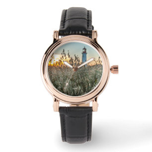 Montre d'un phare dans un champs
