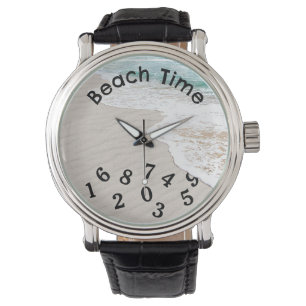 Montre Eau océanique et sable de plage balayé par le vent