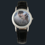 Montre Élégant Chic NewlyWed Mariage photo Anniversaire<br><div class="desc">Cette élégante montre photo script sera un beau gardien de votre jour de mariage ! La calligraphie unique dit "Mr et Mrs" en plus de votre nom de famille et date personnalisés. Ajoutez votre photo mariage et faites-en un cadeau parfait pour la mariée mariée, un anniversaire ou un renouvellement de...</div>