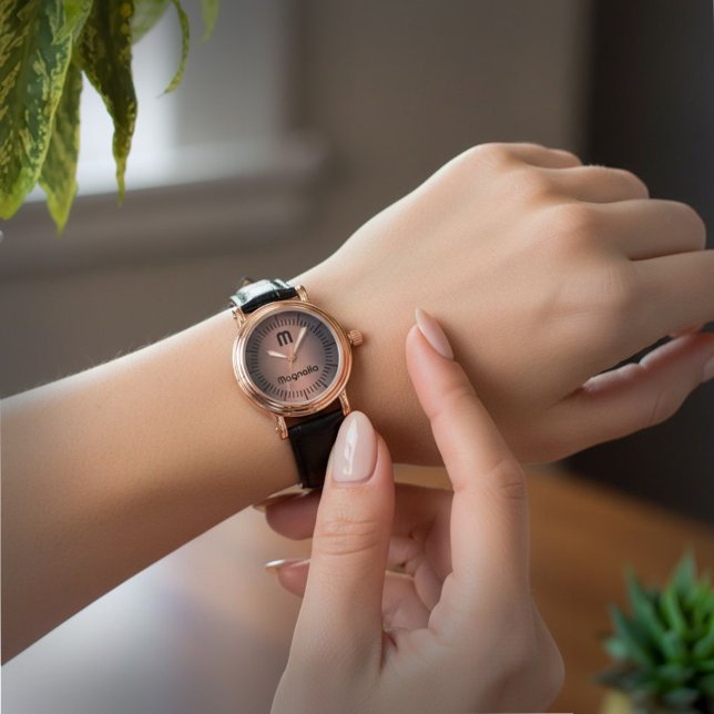 Montre Élégant moderne or noir Monogramme initial (Elegant Modern Gold Black Monogram Initial Watch personalize to wear every day or give as a gift. )