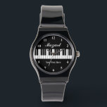 Montre Elégante touches de piano noir et blanc pour homme<br><div class="desc">Des touches élégantes de piano noir et blanc attendent les hommes. Personnalisez avec nom,  monogramme,  citation drôle ou slogan. Couleur arrière - plan personnalisée. Idées cadeaux d'anniversaire uniques pour piano,  pianiste,  professeur de musique classique,  musicien,  instructeur,  producteur,  artiste,  mari,  père etc. Montre homme classe avec bracelet en silicone.</div>