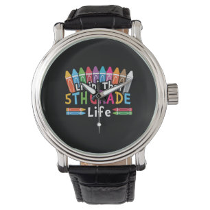 Montre Enseignant de 5e année qui vit en 5e année
