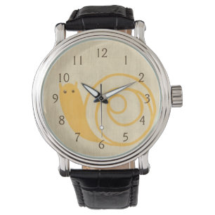 Montre Escargot jaune sur l'arrière - plan crème