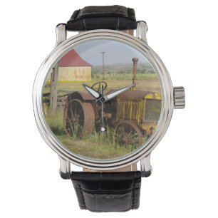 Montre États-Unis, Oregon, Shaniko. Tracteur ancien rouil