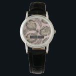 Montre Feuille Tropical Pink & Gold Palm Motif et nom<br><div class="desc">Le Tropical Pink & Gold Palm Feuille motif est décoré dans un style exotique et dynamique inspiré de l'esthétique tropicale. Les couleurs se réfèrent aux tons rose et or, créant un aspect luxueux et élégant. Le motif est composé de feuilles de palmiers, taillés et orientés de façon variée, évoquant un...</div>