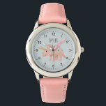 Montre Filles mignonnes Tricératops rose moderne Dinosaur<br><div class="desc">Cette montre mignonne et moderne présente une caricature en dinosaure Triceratops rose avec des chiffres clairs et peut être personnalisée avec le nom de votre fille. Parfait pour la première montre de votre enfant passionné de dinosaure. Consultez notre magasin pour d'autres articles mignons.</div>