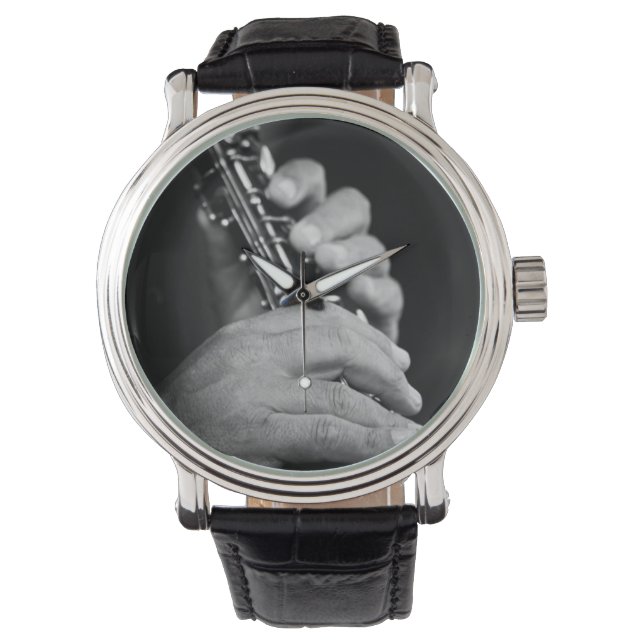 Montre Flûte jouée en noir et blanc par un gitan (devant)
