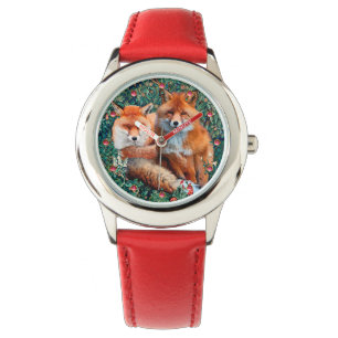 MONTRE FOXES ROUGES PARMI LA VERDURE, LE FOLIAGE ET LES F