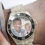Montre Frontière semi-transparente de la première Fête de<br><div class="desc">Montre photo personnalisée pour une première fête des pères (ou personnalisez pour tout ce que vous voulez !). Le modèle est configuré pour que vous puissiez ajouter votre propre photo et vous pouvez également modifier tout le texte si vous le souhaitez. Le libellé est placé sur une bordure semi-transparente superposée...</div>