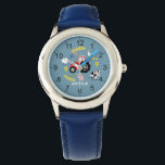 Montre Garçons adorable ferme animal et tracteur & nom En<br><div class="desc">Cette jolie montre pour enfants moderne dispose d'un motif de dessin animé animal de ferme, avec un tracteur, des vaches, des cochons, des moutons, des poulets et des fleurs, et peut être personnalisée avec votre nom de garçon. Avec des chiffres clairs et faciles à lire, cette "première" montre est idéale...</div>